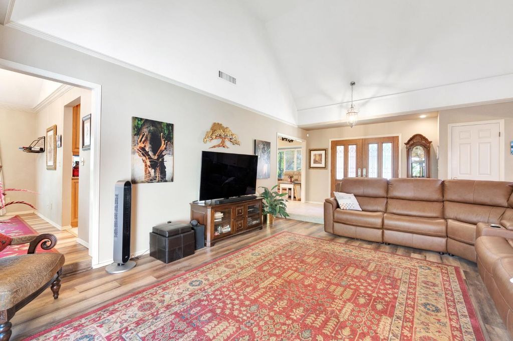 Image 8 of property listing at 2555 W Bluff Avenue # 155, Fresno, CA 93711