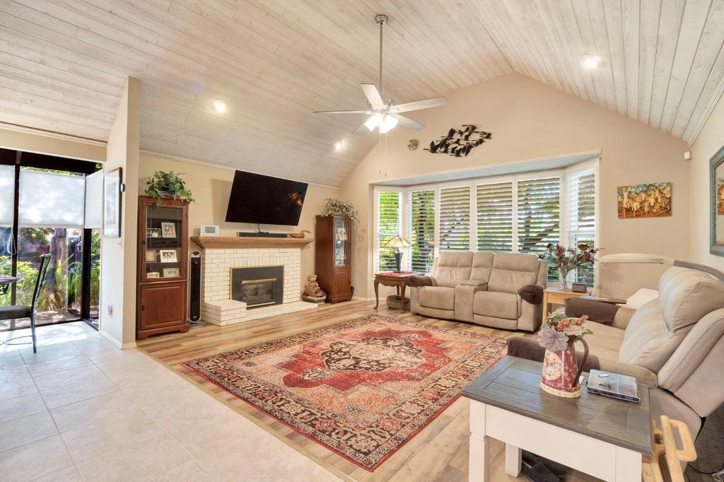 Image 9 of property listing at 2555 W Bluff Avenue # 155, Fresno, CA 93711