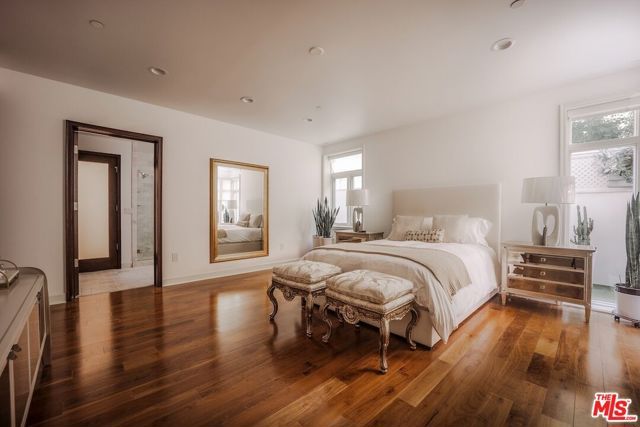 447 N Doheny Drive 104, Beverly Hills, CA 90210