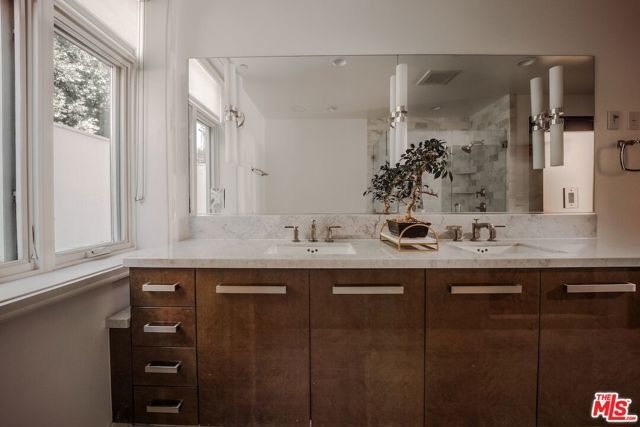 447 N Doheny Drive 104, Beverly Hills, CA 90210