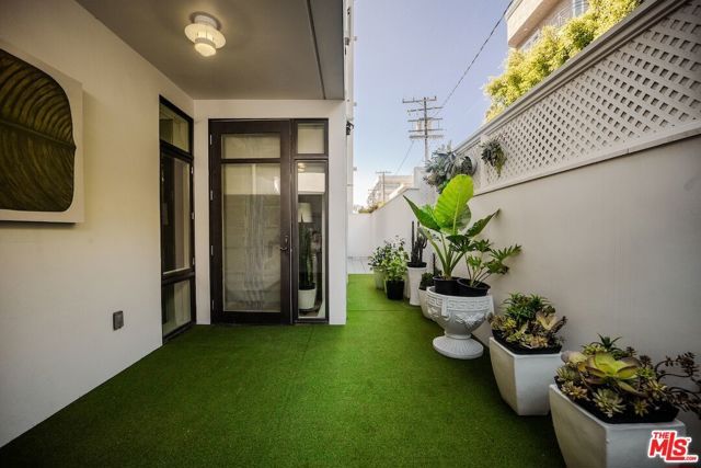 447 N Doheny Drive 104, Beverly Hills, CA 90210