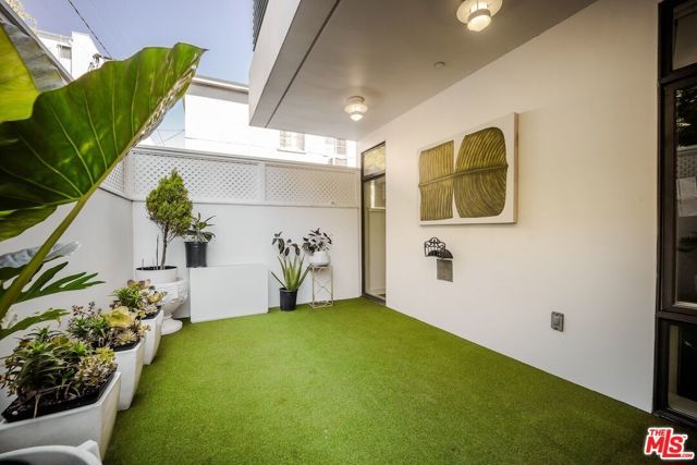447 N Doheny Drive 104, Beverly Hills, CA 90210