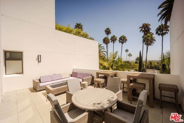 447 N Doheny Drive 104, Beverly Hills, CA 90210