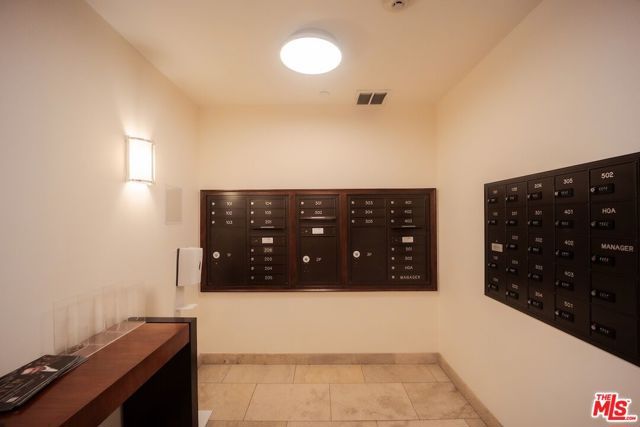 447 N Doheny Drive 104, Beverly Hills, CA 90210