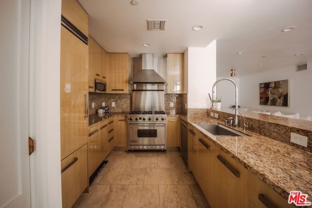 447 N Doheny Drive 104, Beverly Hills, CA 90210