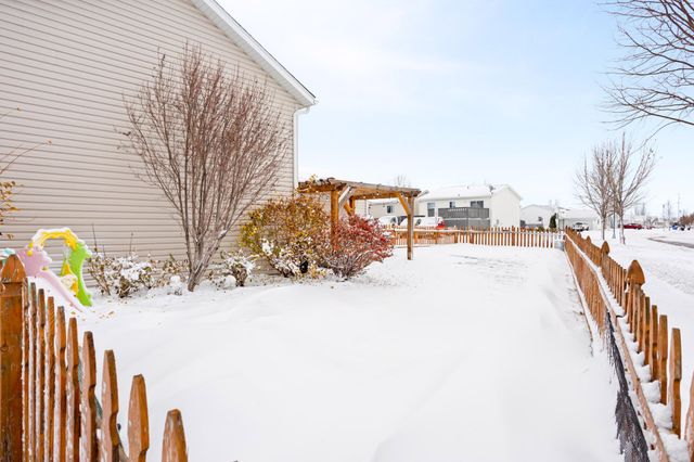 2390 58 Avenue S, Fargo, ND 58104