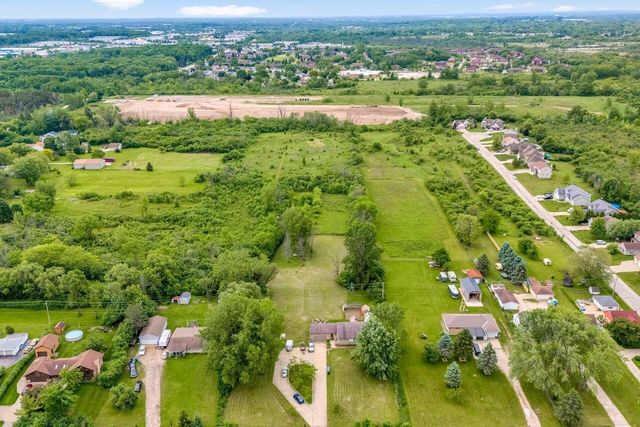 9335 W County Line ROAD #9325, Milwaukee, WI 53224