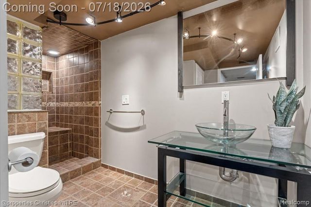 1153 Kirts Boulevard A, Troy, MI 48084