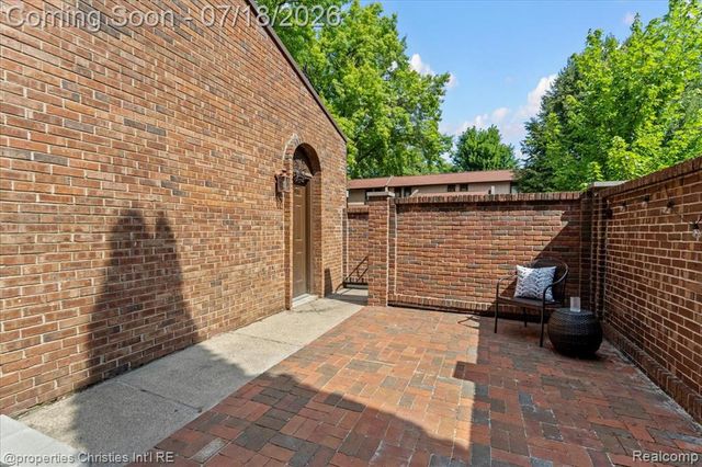 1153 Kirts Boulevard A, Troy, MI 48084