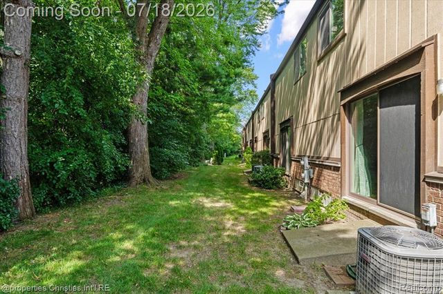 1153 Kirts Boulevard A, Troy, MI 48084