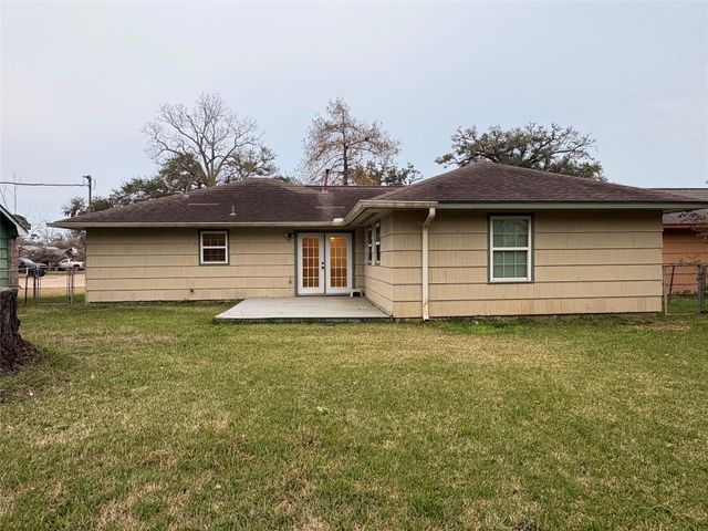 105 Chestnut Street, Lake Jackson, TX 77566