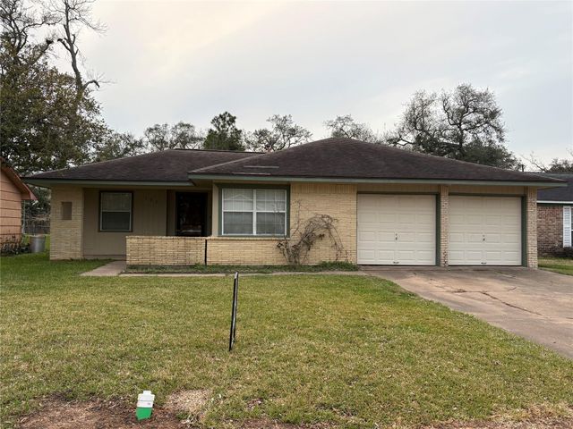 105 Chestnut Street, Lake Jackson, TX 77566