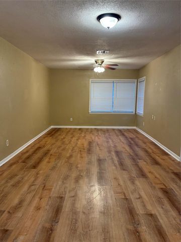 105 Chestnut Street, Lake Jackson, TX 77566