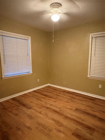 105 Chestnut Street, Lake Jackson, TX 77566