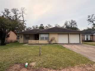105 Chestnut Street, Lake Jackson, TX 77566