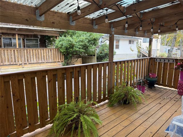 15 Whalers Path, Baiting Hollow, NY 11933