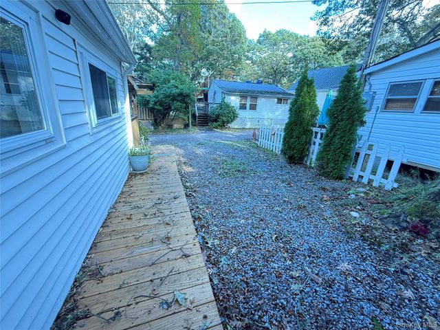 15 Whalers Path, Baiting Hollow, NY 11933