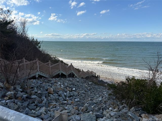 15 Whalers Path, Baiting Hollow, NY 11933