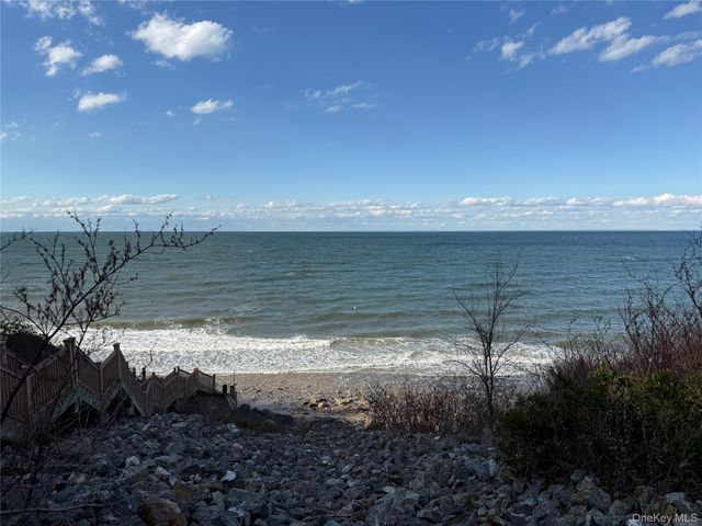 15 Whalers Path, Baiting Hollow, NY 11933