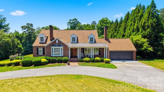 1013 14th Avenue Drive NW, Hickory, NC 28601