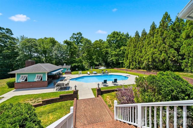 1013 14th Avenue Drive NW, Hickory, NC 28601