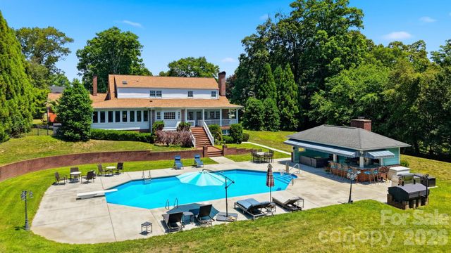 1013 14th Avenue Drive NW, Hickory, NC 28601