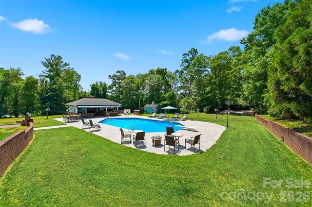 1013 14th Avenue Drive NW, Hickory, NC 28601