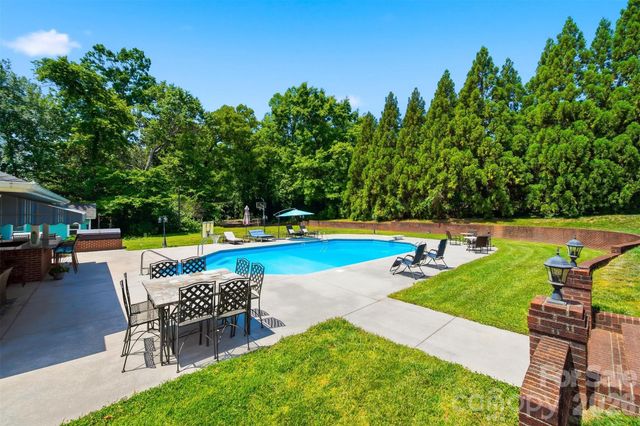 1013 14th Avenue Drive NW, Hickory, NC 28601