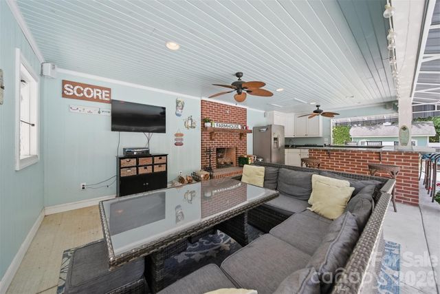 1013 14th Avenue Drive NW, Hickory, NC 28601