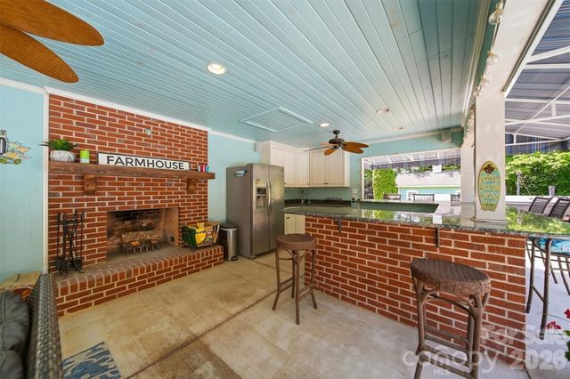 1013 14th Avenue Drive NW, Hickory, NC 28601