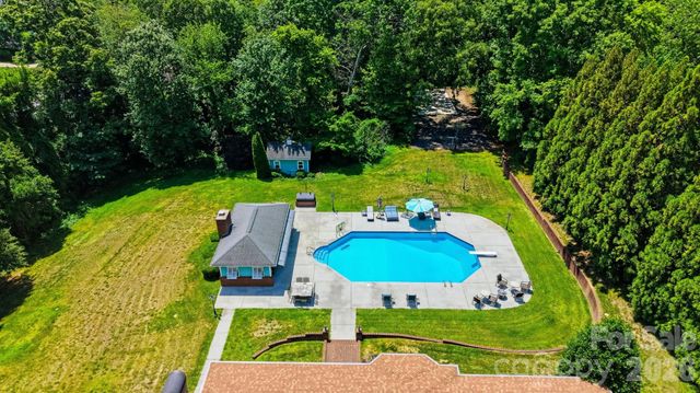 1013 14th Avenue Drive NW, Hickory, NC 28601