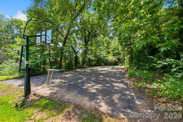 1013 14th Avenue Drive NW, Hickory, NC 28601