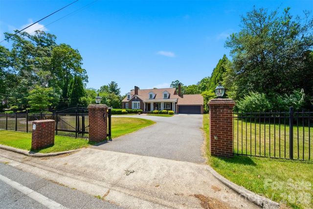 1013 14th Avenue Drive NW, Hickory, NC 28601