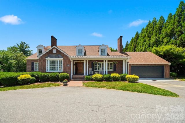 1013 14th Avenue Drive NW, Hickory, NC 28601