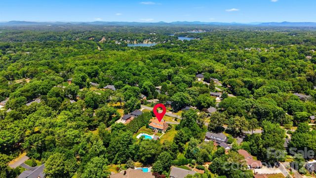 1013 14th Avenue Drive NW, Hickory, NC 28601