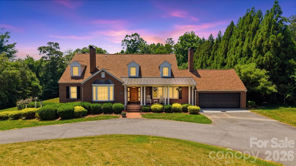1013 14th Avenue Drive NW, Hickory, NC 28601