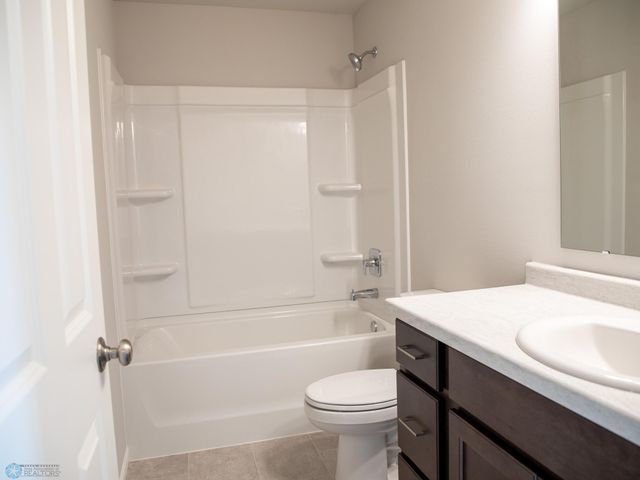 6715 Meadow View Drive S, Fargo, ND 58104