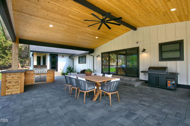 62215 Byram Court, Bend, OR 97701