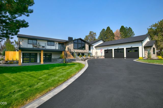 62215 Byram Court, Bend, OR 97701