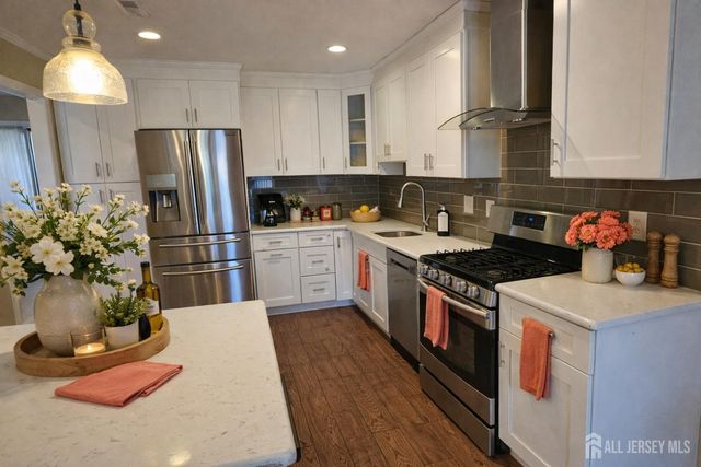 54 Holly Court, Edison, NJ 08820