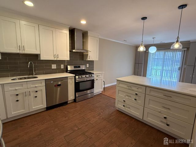 54 Holly Court, Edison, NJ 08820