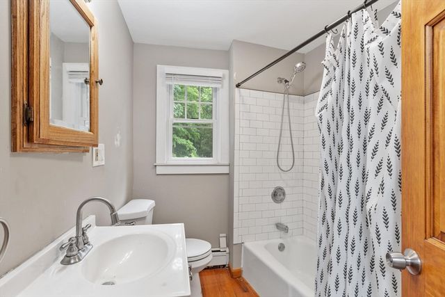 241 Reservoir Rd, Lunenburg, MA 01462