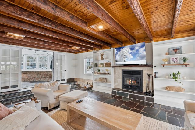 1 Central Avenue, Amityville, NY 11701