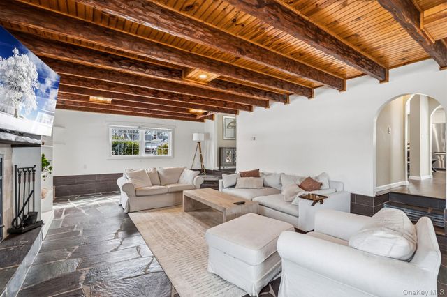 1 Central Avenue, Amityville, NY 11701