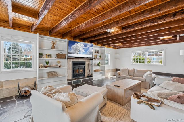 1 Central Avenue, Amityville, NY 11701