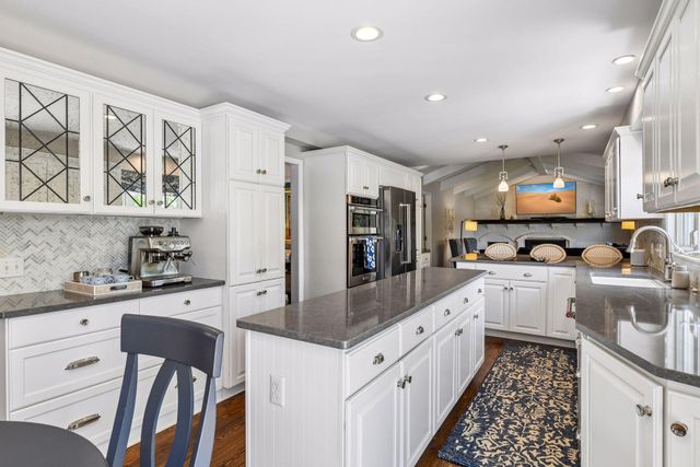 18425 5th Avenue N, Plymouth, MN 55447