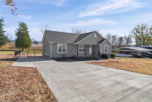 105 Hillside Drive, Thomasville, NC 27360