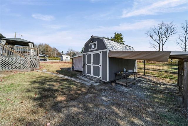 105 Hillside Drive, Thomasville, NC 27360