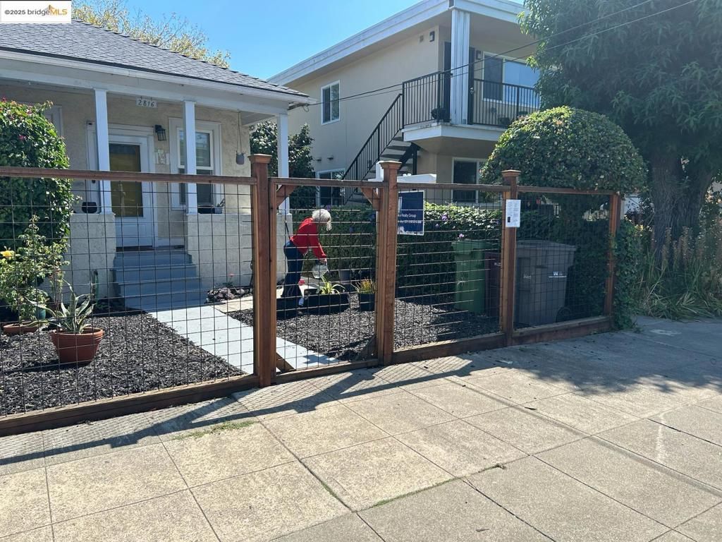 2816 Viola St, Oakland, CA 94619