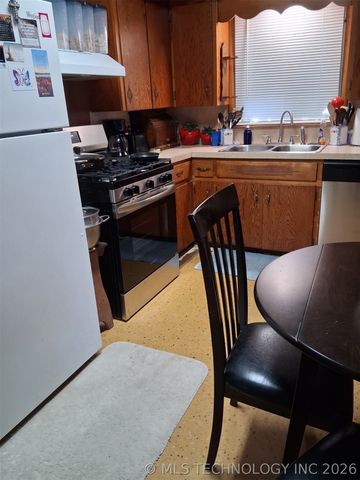 1202 W Broadway Street, Henryetta, OK 74437